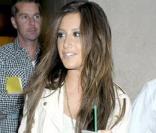Super branchée dans son jean très fashion et sa micro veste, Ashley Tisdale était simplement étourdissante ! 