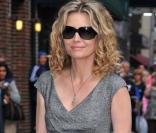 Michelle Pfeiffer, au top de la classe avec sa robe grise ajustée et ses lunettes de stars ! 