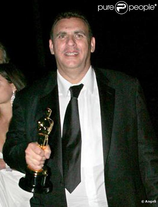 Graham King en février 2007 avec l'Oscar du meilleur film pour Les Infiltrés 