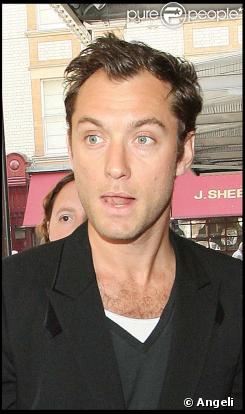 Jude Law arrive au théâtre Wyndham de Londres pour jouer dans Hamlet  