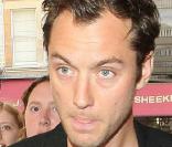 Jude Law arrive au théâtre Wyndham de Londres pour jouer dans Hamlet  