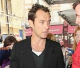 Jude Law arrive au théâtre Wyndham de Londres pour jouer dans Hamlet  
