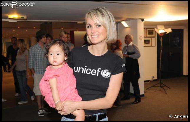 Laeticia Hallyday et Joy, lors du match de football en faveur de deux associations humanitaires (et des 66 ans de Johnny), au Parc des Princes, le 14 juin 2009 !