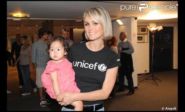 Laeticia Hallyday et Joy, lors du match de football en faveur de deux associations humanitaires (et des 66 ans de Johnny), au Parc des Princes, le 14 juin 2009 !