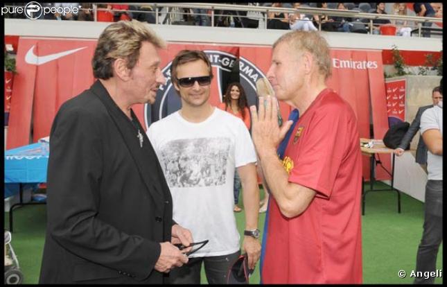 Johnny Hallyday, David et PPDA, lors du match de football en faveur de deux associations humanitaires (et de ses 66 ans), au Parc des Princes, le 14 juin 2009 !