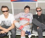 David Hallyday, Patrick Bruel et Johnny, lors du match de football en faveur de deux associations humanitaires (et de ses 66 ans), au Parc des Princes, le 14 juin 2009 !