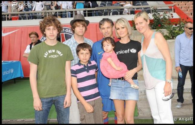 Laeticia Hallyday et Joy, entourées de Luana Belmondo et de ses trois fils, lors du match de football en faveur de deux associations humanitaires (et des 66 ans de Johnny), au Parc des Princes, le 14 juin 2009 !