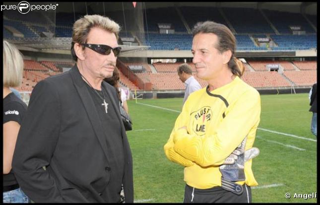 Johnny Hallyday et Francis Lalanne, lors du match de football en faveur de deux associations humanitaires (et de ses 66 ans), au Parc des Princes, le 14 juin 2009 !