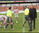 Johnny Hallyday donne le coup d'envoi, lors du match de football en faveur de deux associations humanitaires (et de ses 66 ans), au Parc des Princes, le 14 juin 2009 !