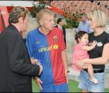 Johnny Hallyday, PPDA, Laeticia et Joy, lors du match de football en faveur de deux associations humanitaires (et de ses 66 ans), au Parc des Princes, le 14 juin 2009 !
