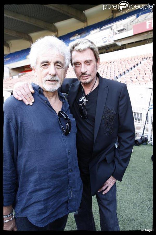 Johnny Hallyday et Daniel Angeli, lors du match de football en faveur de deux associations humanitaires (et de ses 66 ans), au Parc des Princes, le 14 juin 2009 !