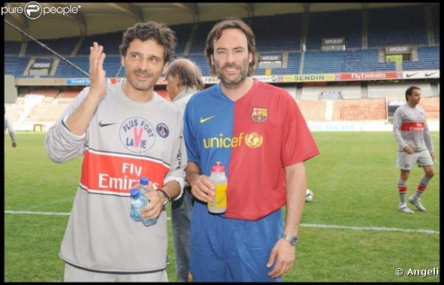 Pascal Elbé et Anthony Delon, lors du match de football en faveur de deux associations humanitaires (et des 66 ans de Johnny), au Parc des Princes, le 14 juin 2009 !