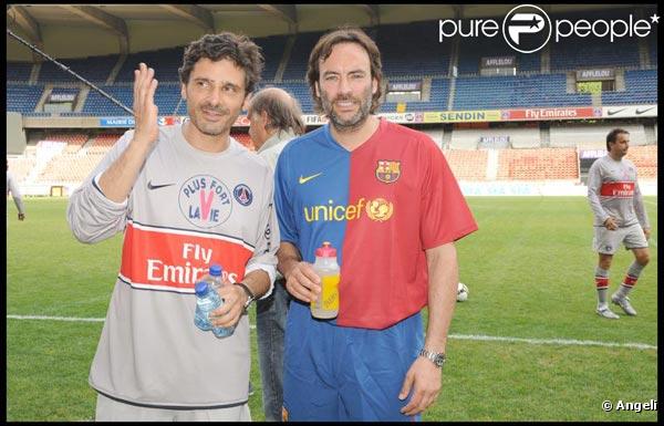 Pascal Elbé et Anthony Delon, lors du match de football en faveur de deux associations humanitaires (et des 66 ans de Johnny), au Parc des Princes, le 14 juin 2009 !