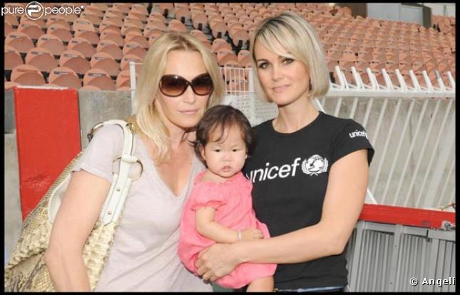 Estelle Lefébure, Laeticia Hallyday et Joy, lors du match de football en faveur de deux associations humanitaires (et des 66 ans de Johnny), au Parc des Princes, le 14 juin 2009 !