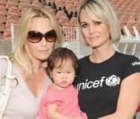 Estelle Lefébure, Laeticia Hallyday et Joy, lors du match de football en faveur de deux associations humanitaires (et des 66 ans de Johnny), au Parc des Princes, le 14 juin 2009 !