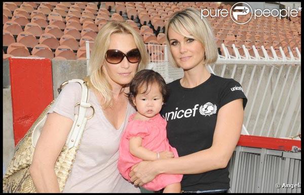 Estelle Lefébure, Laeticia Hallyday et Joy, lors du match de football en faveur de deux associations humanitaires (et des 66 ans de Johnny), au Parc des Princes, le 14 juin 2009 !