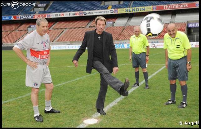 Johnny Hallyday donne le coup d'envoi, lors du match de football en faveur de deux associations humanitaires (et de ses 66 ans), au Parc des Princes, le 14 juin 2009 !