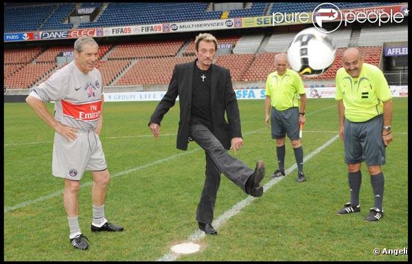 Johnny Hallyday donne le coup d'envoi, lors du match de football en faveur de deux associations humanitaires (et de ses 66 ans), au Parc des Princes, le 14 juin 2009 !