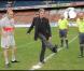 Johnny Hallyday donne le coup d'envoi, lors du match de football en faveur de deux associations humanitaires (et de ses 66 ans), au Parc des Princes, le 14 juin 2009 !