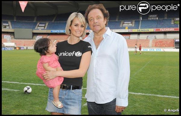 Laeticia Hallyday, Joy et Guillaume Durand, lors du match de football en faveur de deux associations humanitaires (et des 66 ans de Johnny), au Parc des Princes, le 14 juin 2009 !
