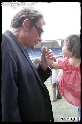 Johnny Hallyday et Joy, lors du match de football en faveur de deux associations humanitaires (et de ses 66 ans), au Parc des Princes, le 14 juin 2009 !