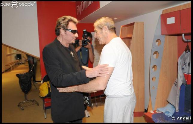 Johnny qui encourage Jean-Claude Darmon dans les vestiaires
