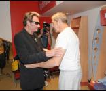 Johnny qui encourage Jean-Claude Darmon dans les vestiaires 
