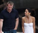 Guy Ritchie et une inconnue sur la plage de Malibu