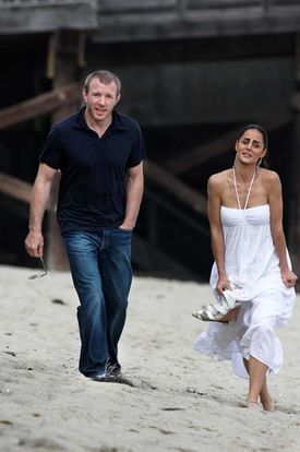 Guy Ritchie et une inconnue sur la plage de Malibu