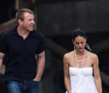 Guy Ritchie et une inconnue sur la plage de Malibu