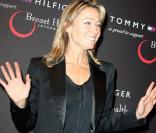 Anne-Sophie Lapix, à l'occasion de la vente aux enchères organisée dans la boutique parisienne de Tommy Hilfiger, le 16 juin 2009 !