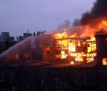 Un terrible incendie s'est déclaré le jeudi 18 juin 2009 au matin dans le bidonville de Bandra de Mumbai (Bombay), non loin des anciennes habitations de Rubina Ali et Azhar Ismael de Slumdog Millionaire
