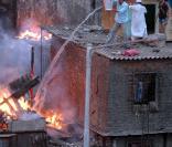 Un terrible incendie s'est déclaré le jeudi 18 juin 2009 au matin dans le bidonville de Bandra de Mumbai (Bombay), non loin des anciennes habitations de Rubina Ali et Azhar Ismael de Slumdog Millionaire