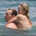 La sexy Kristen Bell porte très bien son nom... surtout en bikini avec son chéri !