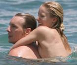 Kristen Bell et Dax Shepard prennent du beau lors de leurs vacances à Hawaii, le 18 juin 2009 !