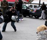 Kylie Minogue donne une pièce à un streetdancer