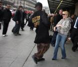 Pour remercier Kylie Minogue, le streetdancer vient danser pour elle...