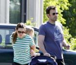 Jennifer Garner, Ben Affleck et leur petite Violet, accompagnés de la maman de Ben, Chris Affleck le 13 juin 2009 dans les rues de Boston