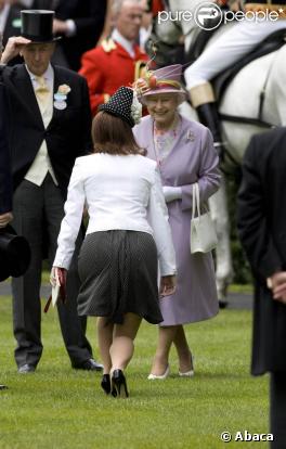 La princesse Eugenie d'York s'incline devant sa grand-mère, reine d'Angleterre depuis 57 ans...