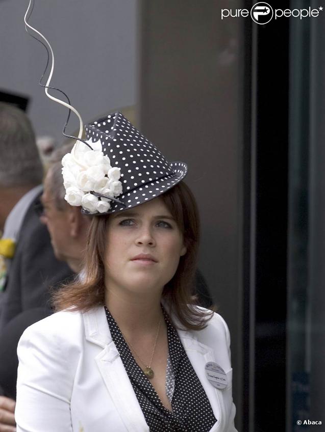 La princesse Eugenie d'York s'incline devant sa grand-mère, reine d'Angleterre depuis 57 ans...