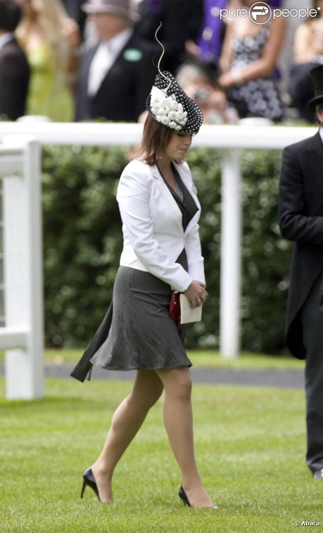 La princesse Eugenie d'York s'incline devant sa grand-mère, reine d'Angleterre depuis 57 ans...