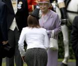 La princesse Eugenie d'York s'incline devant sa grand-mère, reine d'Angleterre depuis 57 ans...