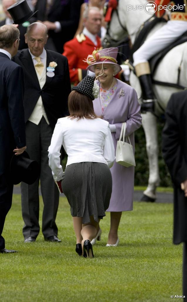 La princesse Eugenie d'York s'incline devant sa grand-mère, reine d'Angleterre depuis 57 ans...