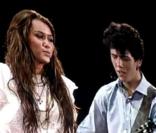 Miley Cyrus rejoint Nick Jonas sur scène pour chanter Before The Storm en duo