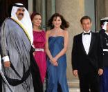 Carla Bruni et Nicolas Sarkozy reçoivent l'Emir du Qatar et son épouse pour un dîner d'Etat, à l'Elysée, le 22 juin 2009.