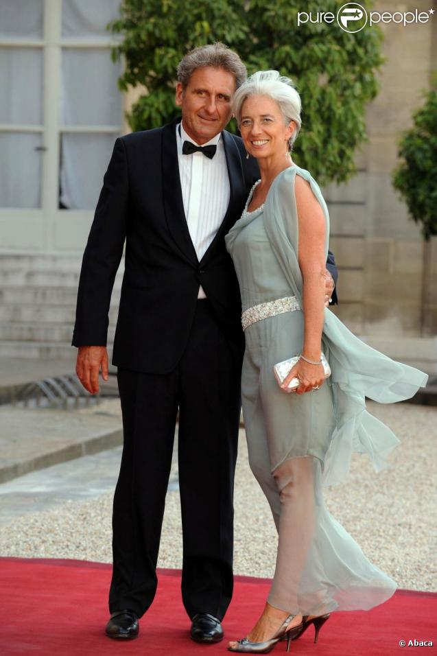 Christine Lagarde, ravissante, et son mari posent devant les photographes à leur arrivée au dîner d'Etat de l'Elysée du 22 juin 2009.