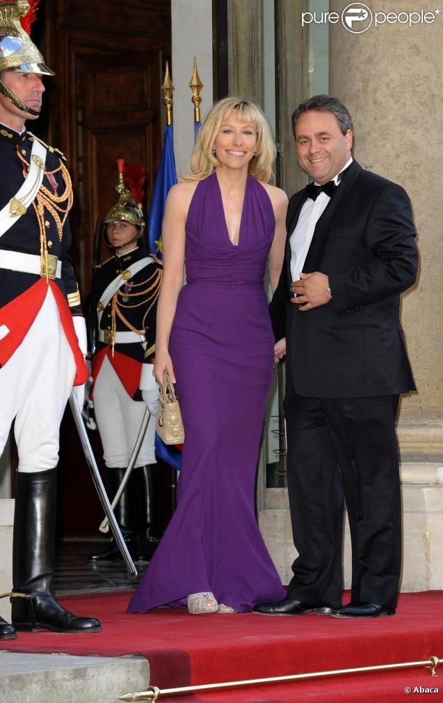 Xavier Bertrand et son épouse, qui avait opté pour une jolie robe violette, arrivent au dîner d'Etat de l'Elysée. 
