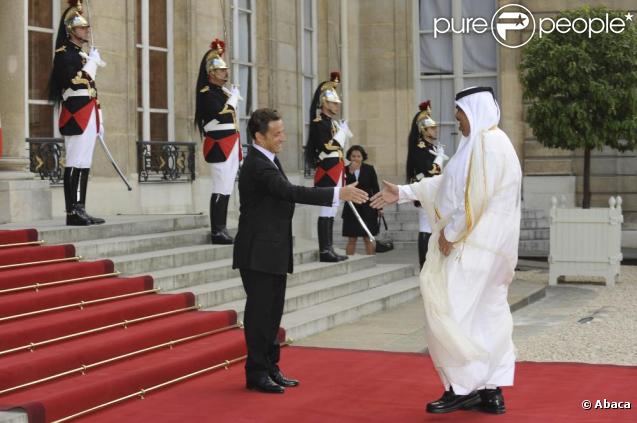 Nicolas Sarkozy accueille son invité d'honneur au dîner d'Etat de l'Elysée du 22 juin 2009.