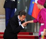 Nicolas Sarkozy au dîner d'Etat de l'Elysée du 22 juin 2009, le roi du baise-main ! 