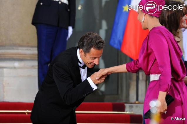 Nicolas Sarkozy au dîner d'Etat de l'Elysée du 22 juin 2009, le roi du baise-main ! 